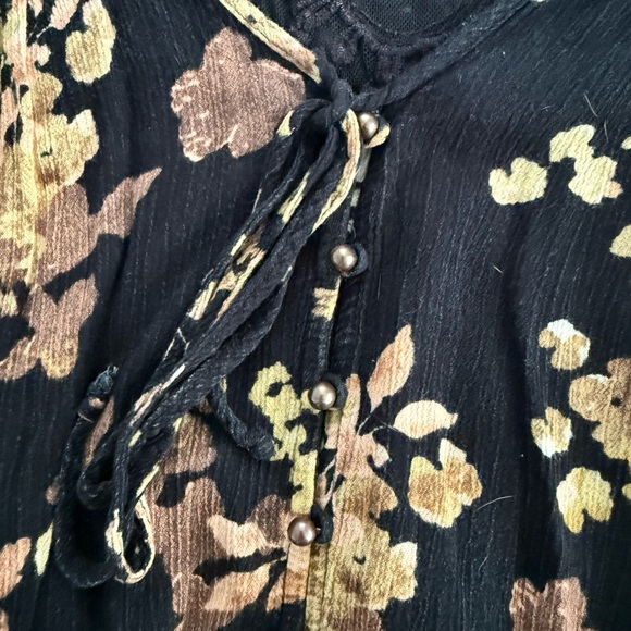 Buckle Gimmicks Black Floral Blouse - Picture 10 of 10